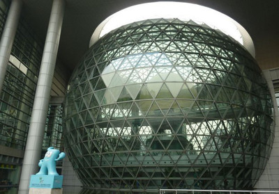 和朋友一起去上?？萍拣^