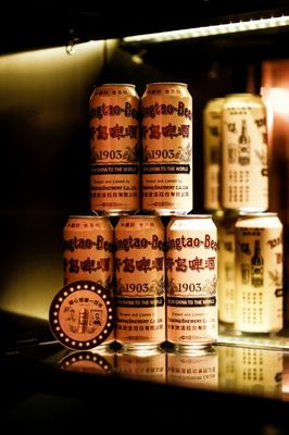 青啤經(jīng)典1903復(fù)古裝上演&ldquo;穿越秀&rdquo;!陳數(shù)穿旗袍亮相解讀國潮